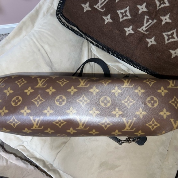 Louis Vuitton work bag. - Picture 8 of 11